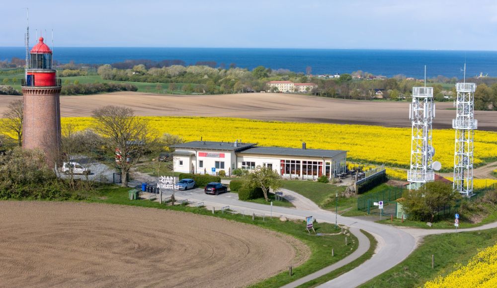 gebaeude-mit-Rapsfeld